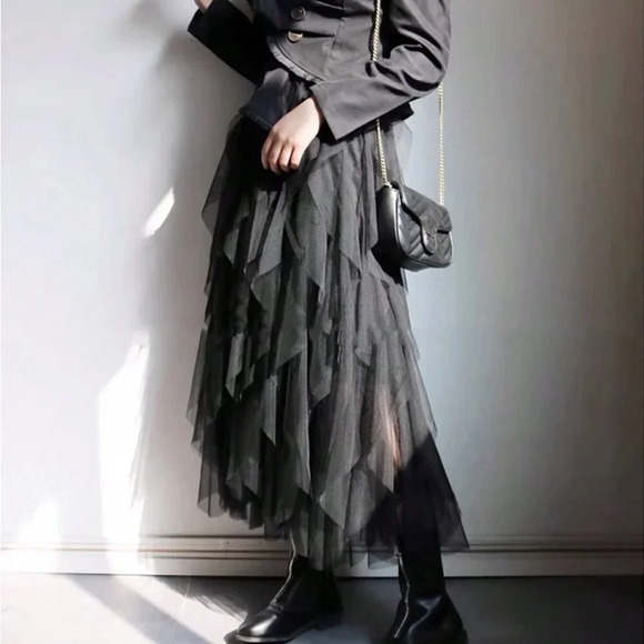 Black Elegant Women's Textured Asymmetric Mesh Tulle Skirt - Picture 1 of 4
